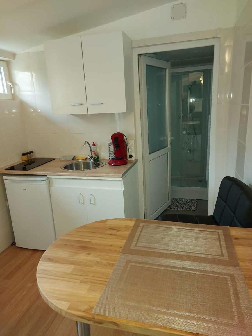 Studio Au Calme Wifi 600M Centre Ville Parking Gratuit Devant กัสทร์ ภายนอก รูปภาพ